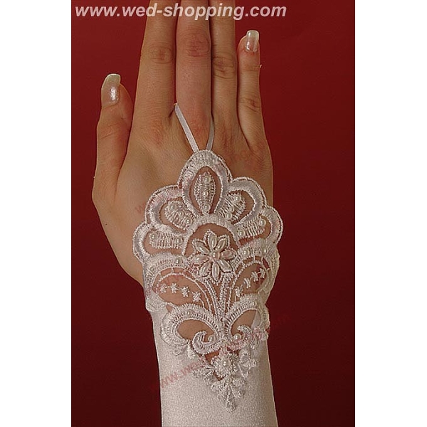 Gants de mariée avec un bel motif ornemental sur le poignet