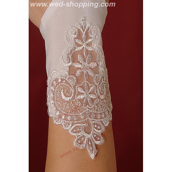 Gants avec un ornement sur mousseline