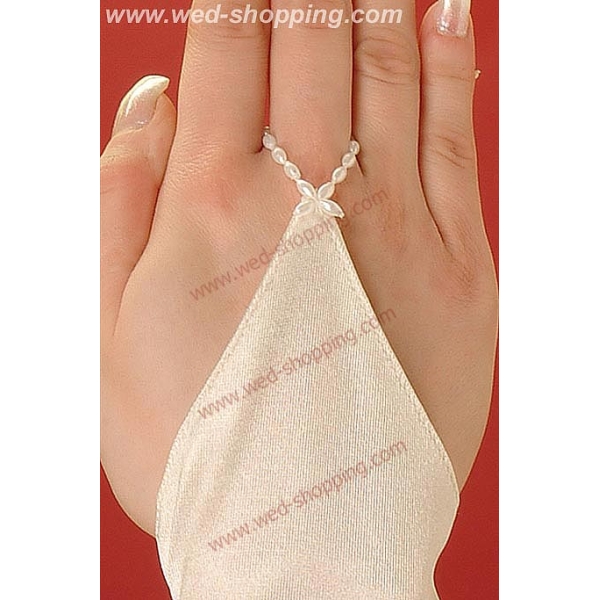 Gants avec un ornement sur mousseline