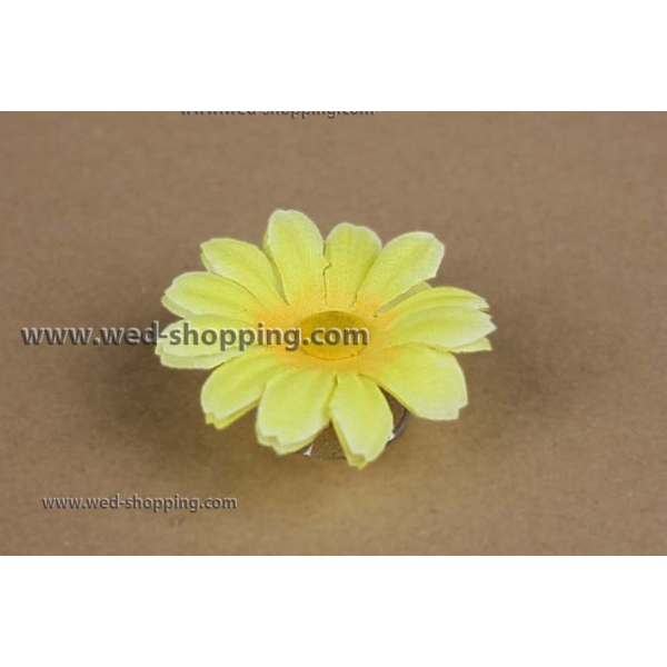 Marguerites jaunes avec des ventouses pour la décoration de voiture de mariage