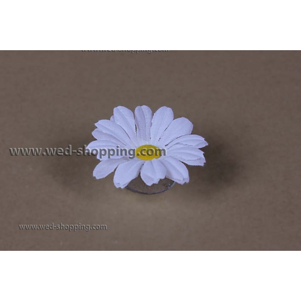 Marguerites blanches avec des ventouses pour la décoration de voiture de mariage
