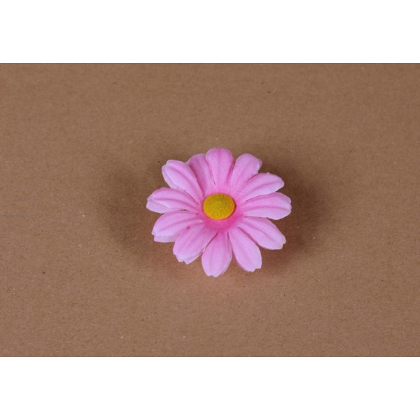Marguerites roses avec des ventouses pour la décoration de voiture de mariage