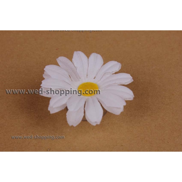 Marguerites crème avec des ventouses pour la décoration de voiture balai