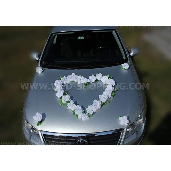 roses blanches avec des ventouses voiture mariage
