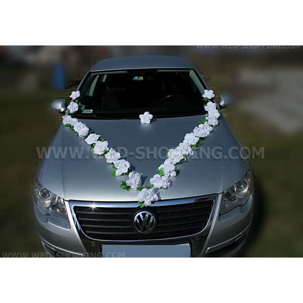 roses blanches avec des ventouses voiture mariage