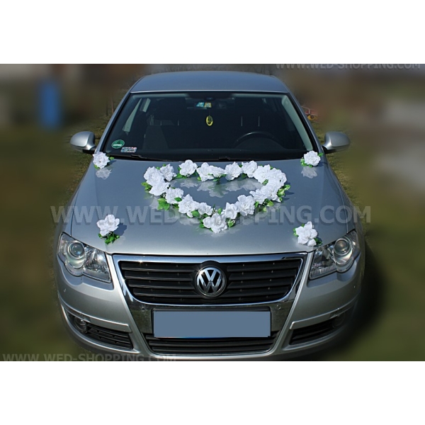 roses blanches avec des ventouses voiture mariage