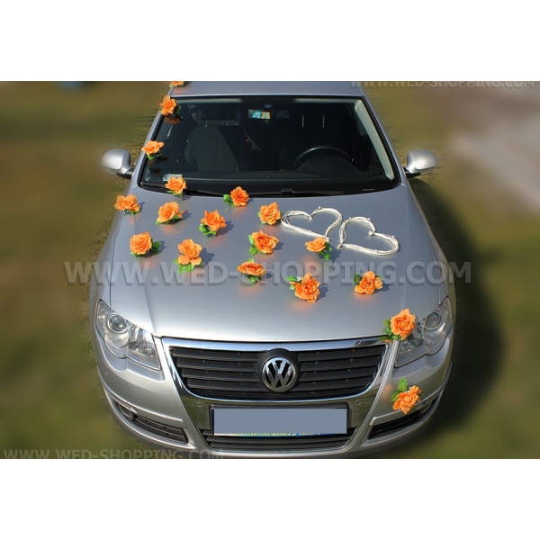 Orange roses et coeurs blancs pour voiture de mariage