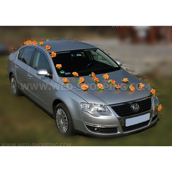 Orange roses et coeurs blancs pour voiture de mariage