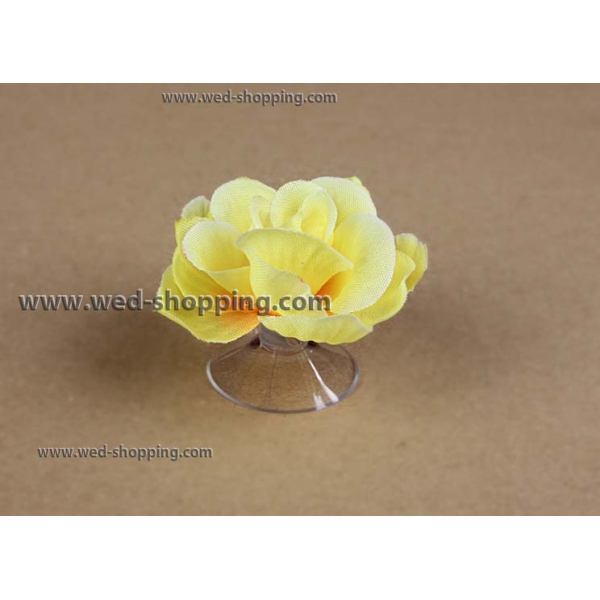 Roses jaunes avec des ventouses pour la décoration de voiture de mariage