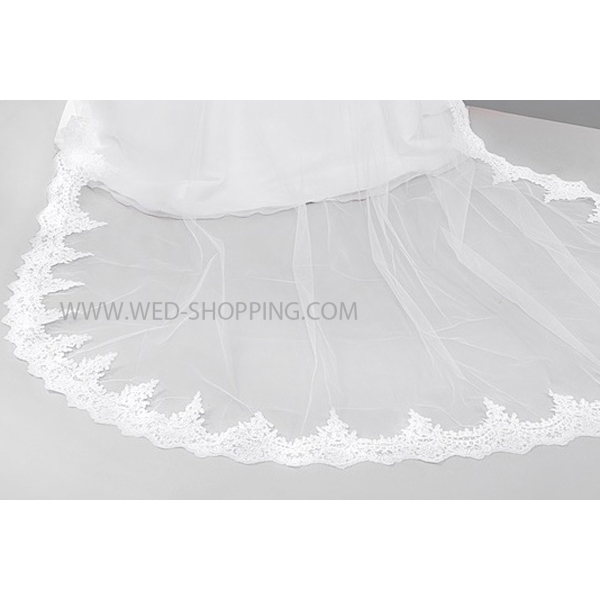 Tres long voile avec de la dentelle