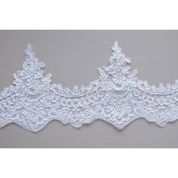 Tres long voile avec de la dentelle