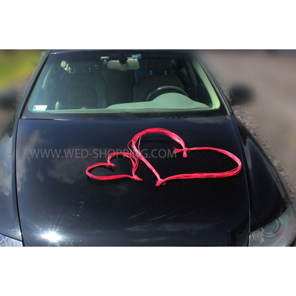 Coeurs de rotin rouge pour la décoration de voiture de mariage
