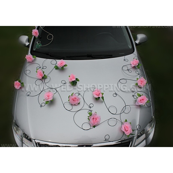 Décoration voiture mariage roses roses noir rotin