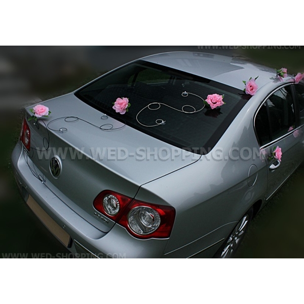 Décoration voiture mariage roses roses noir rotin