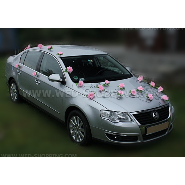Décoration voiture mariage roses roses noir rotin