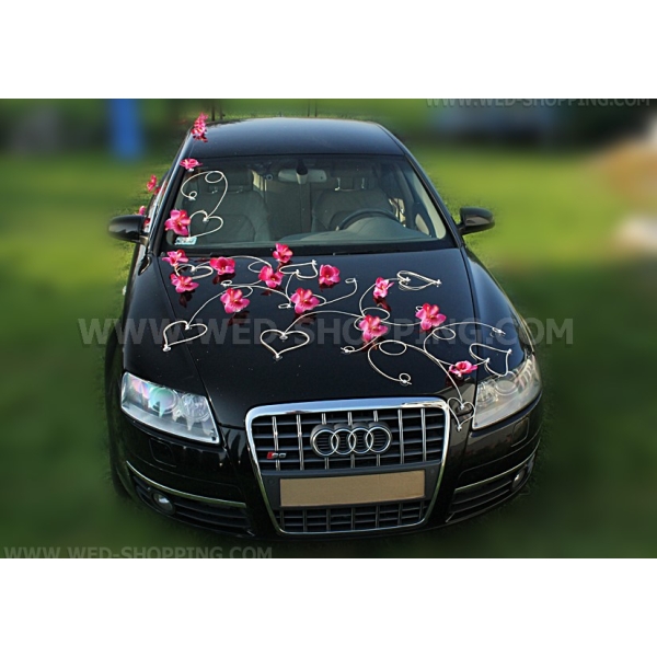 Décoration voiture mariage orchidées rose foncé et le coeur