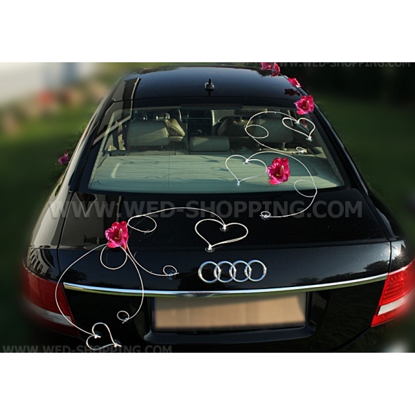 Décoration voiture mariage orchidées rose foncé et le coeur