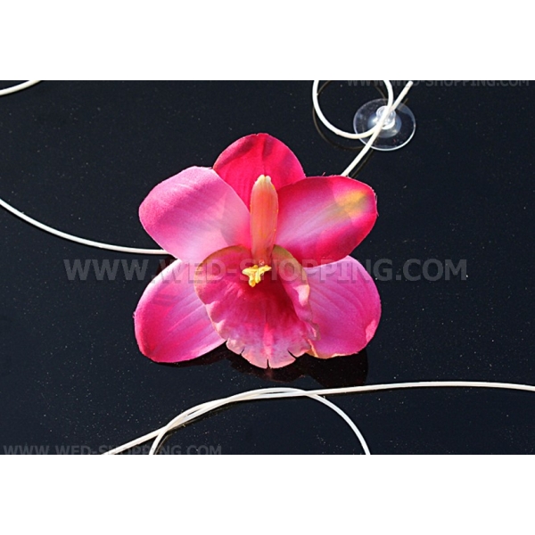 Décoration voiture mariage orchidées rose foncé et le coeur