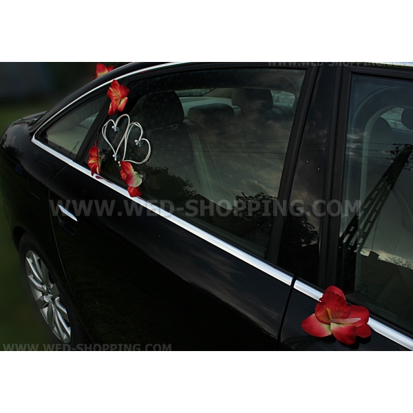 Décoration orchidées rouges et coeurs blancs voiture mariage