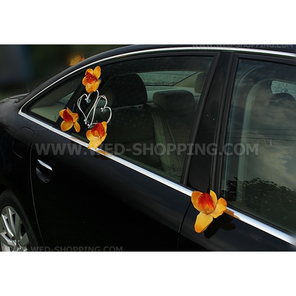 Décoration voiture mariage orchidées oranges et coeurs blancs