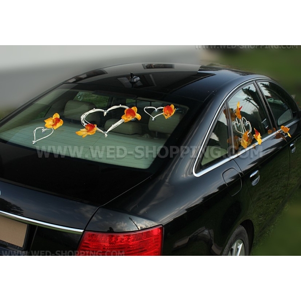 Décoration voiture mariage orchidées oranges et coeurs blancs